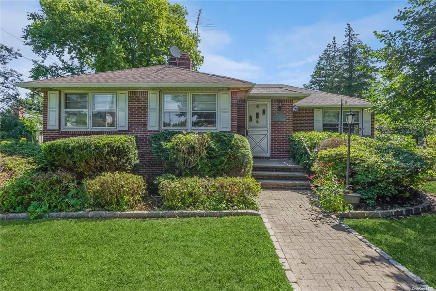 302 Grosvenor ST, Douglaston, NY 11363