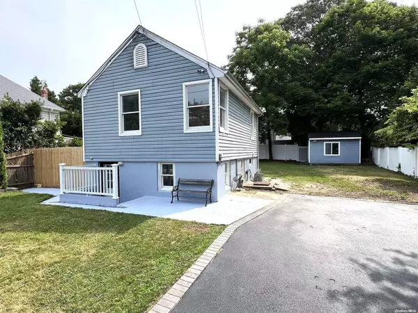 71 Halesite DR, Sound Beach, NY 11789