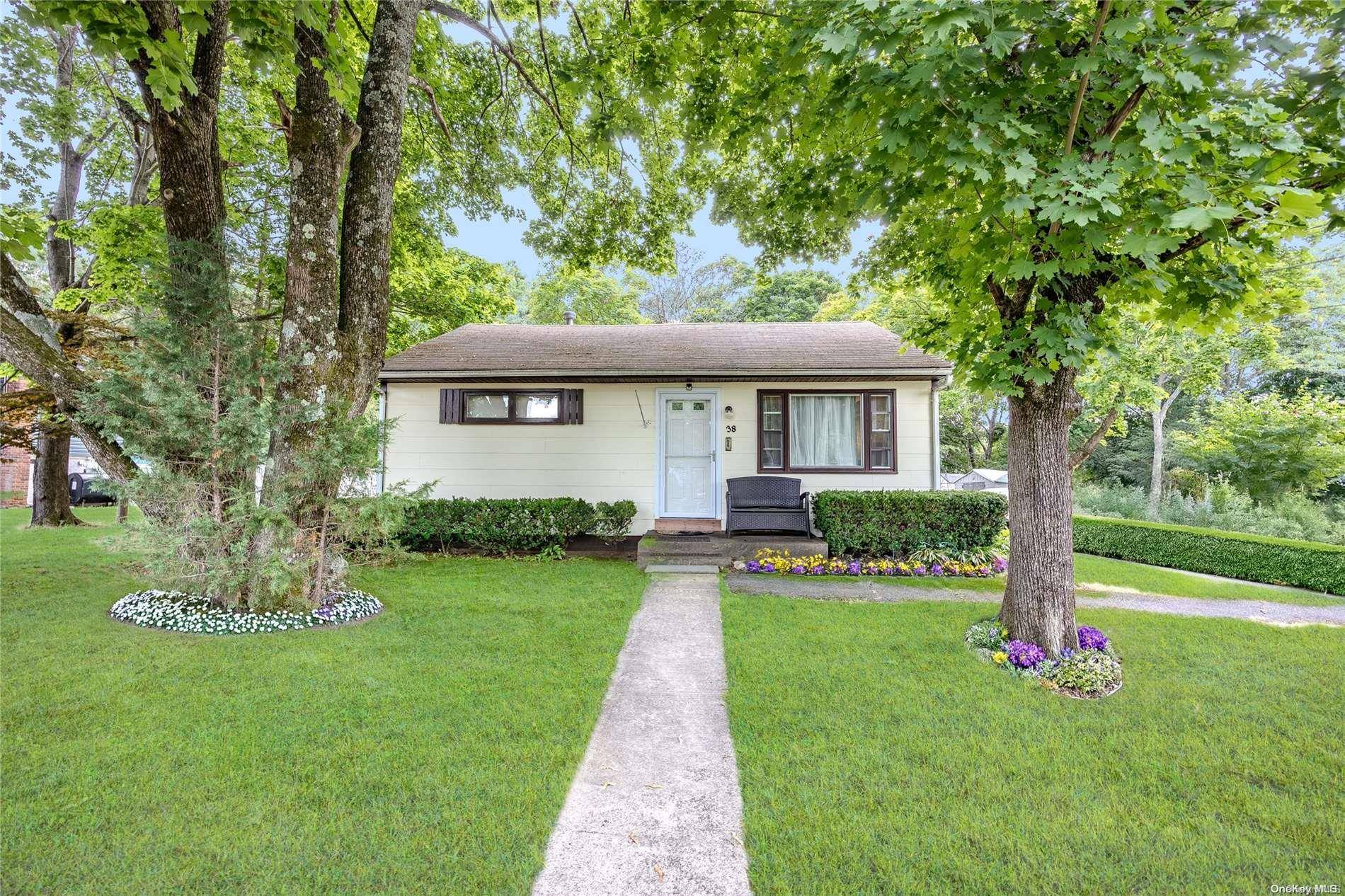38 Woodville RD, Middle Island, NY 11953