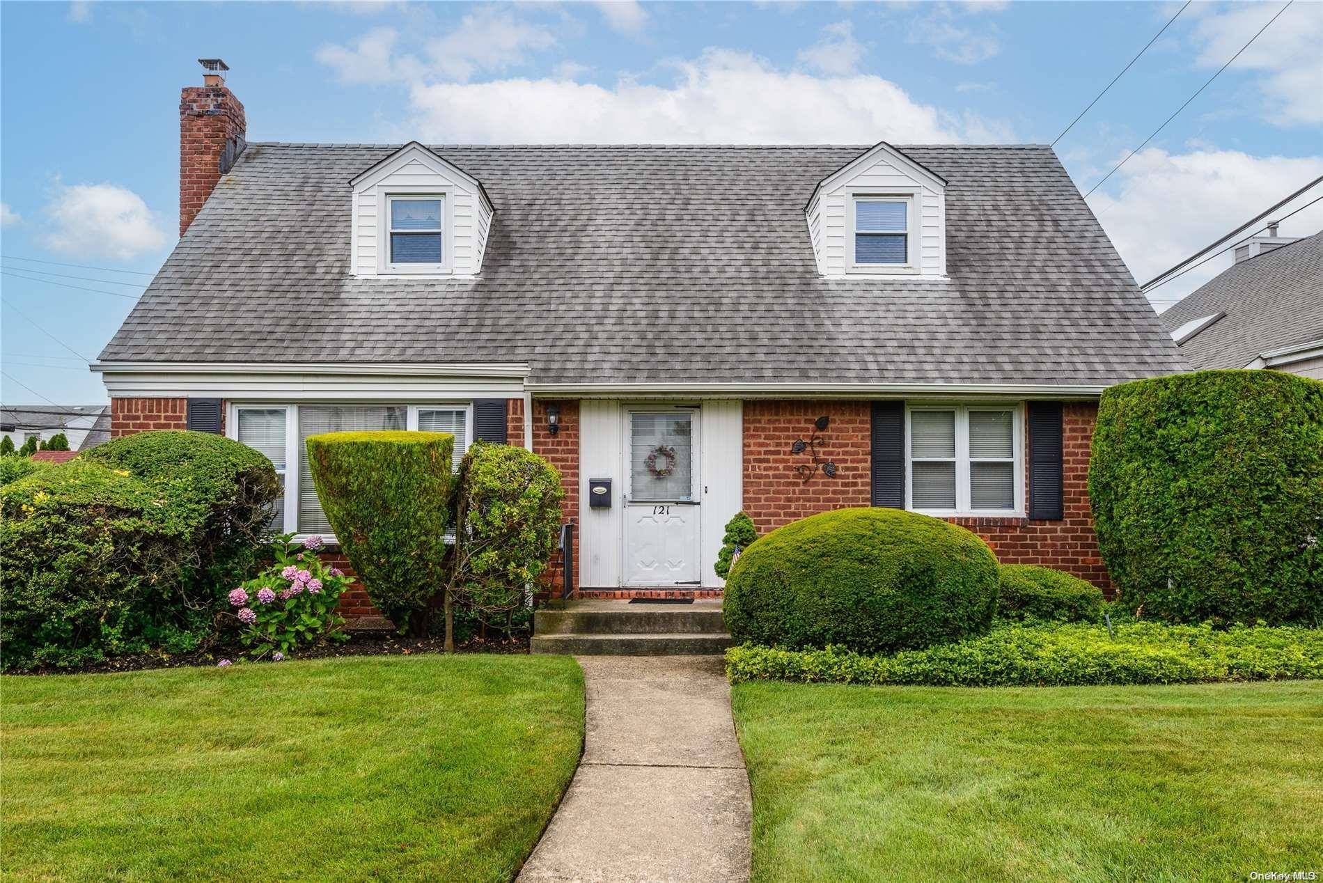 121 Claudy LN, New Hyde Park, NY 11040