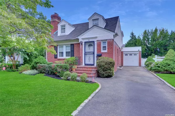 96 Walker ST, Malverne, NY 11565