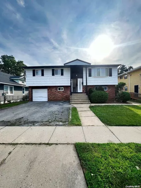 22 Hudson PL, Hempstead, NY 11550