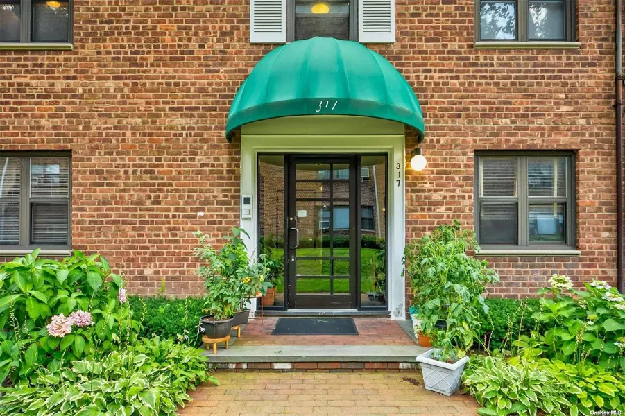 317 Main ST #A, Roslyn, NY 11576