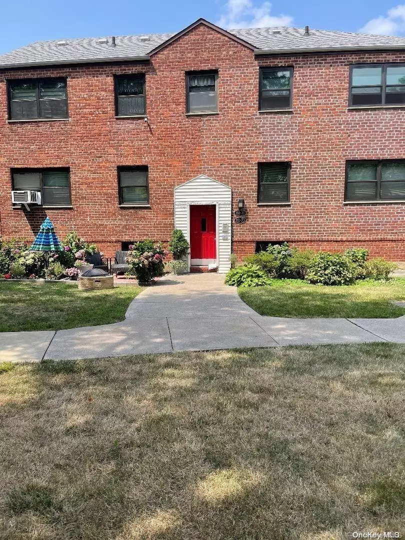 Howard Beach, NY 11414,80-71 Shore Parkway #252