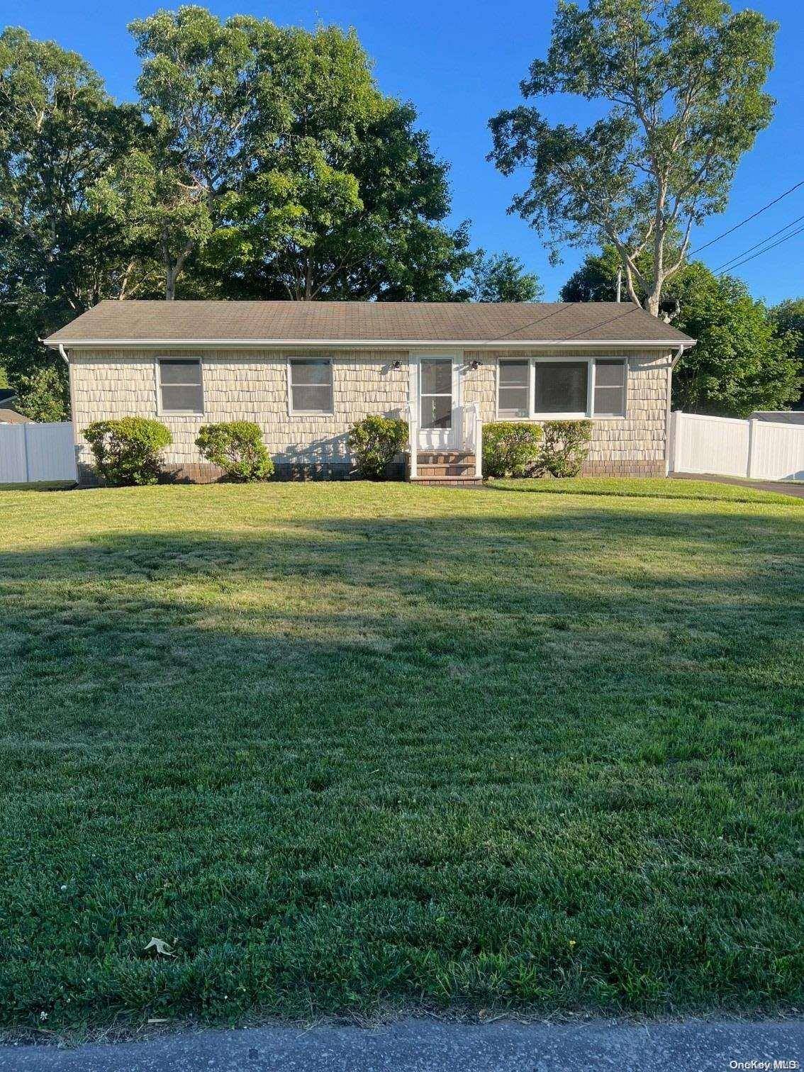 32 Musket DR, Shirley, NY 11967