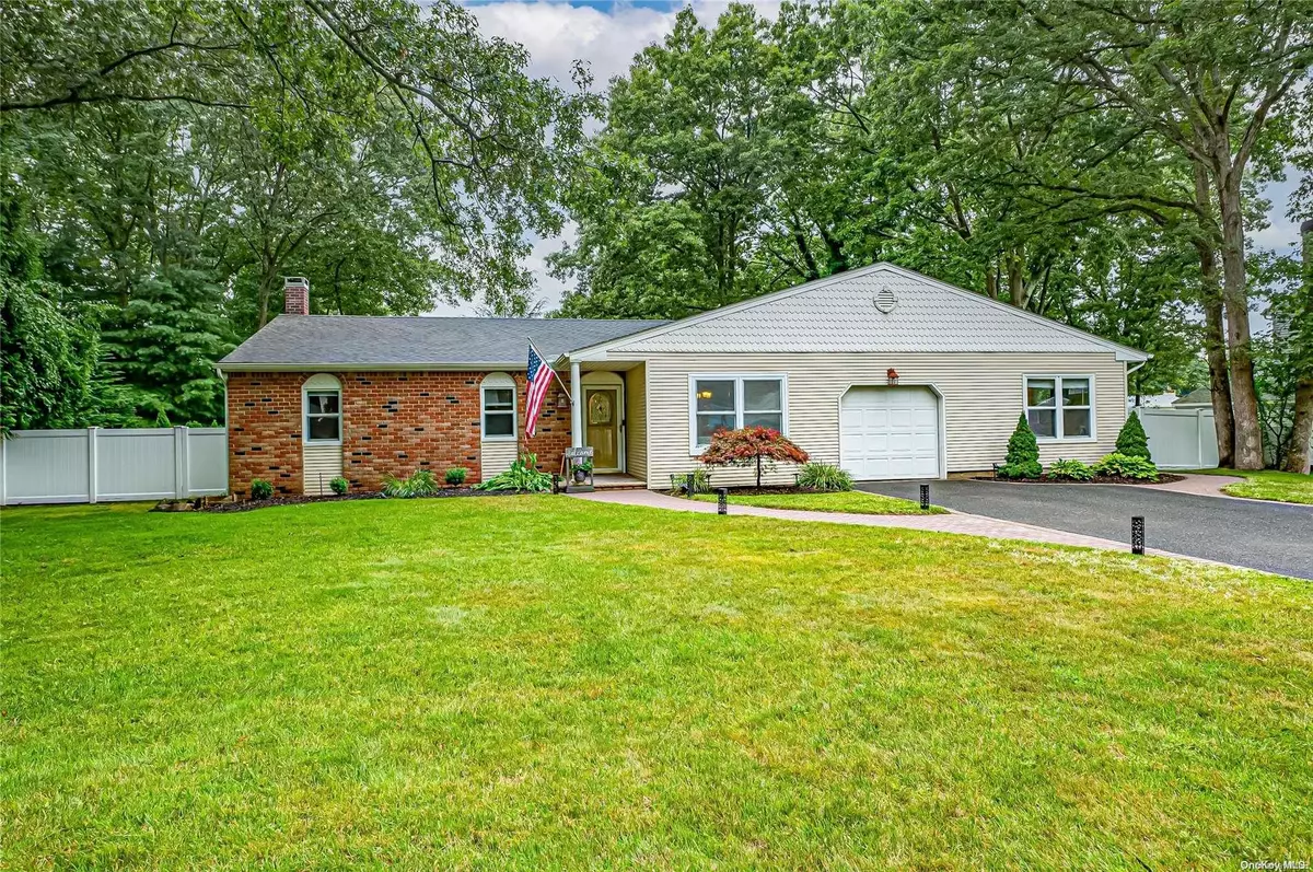 East Setauket, NY 11733,10 E Stuyvesant CIR