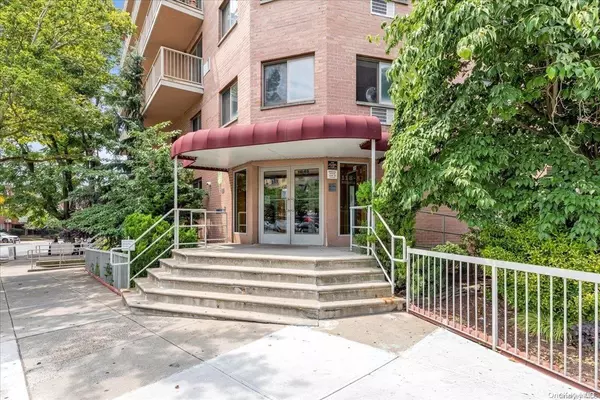 Kew Gardens, NY 11415,118-82 Metropolitan AVE #7A