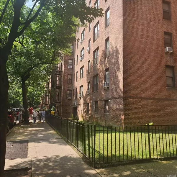 Jackson Heights, NY 11372,33-06 92 St #4W