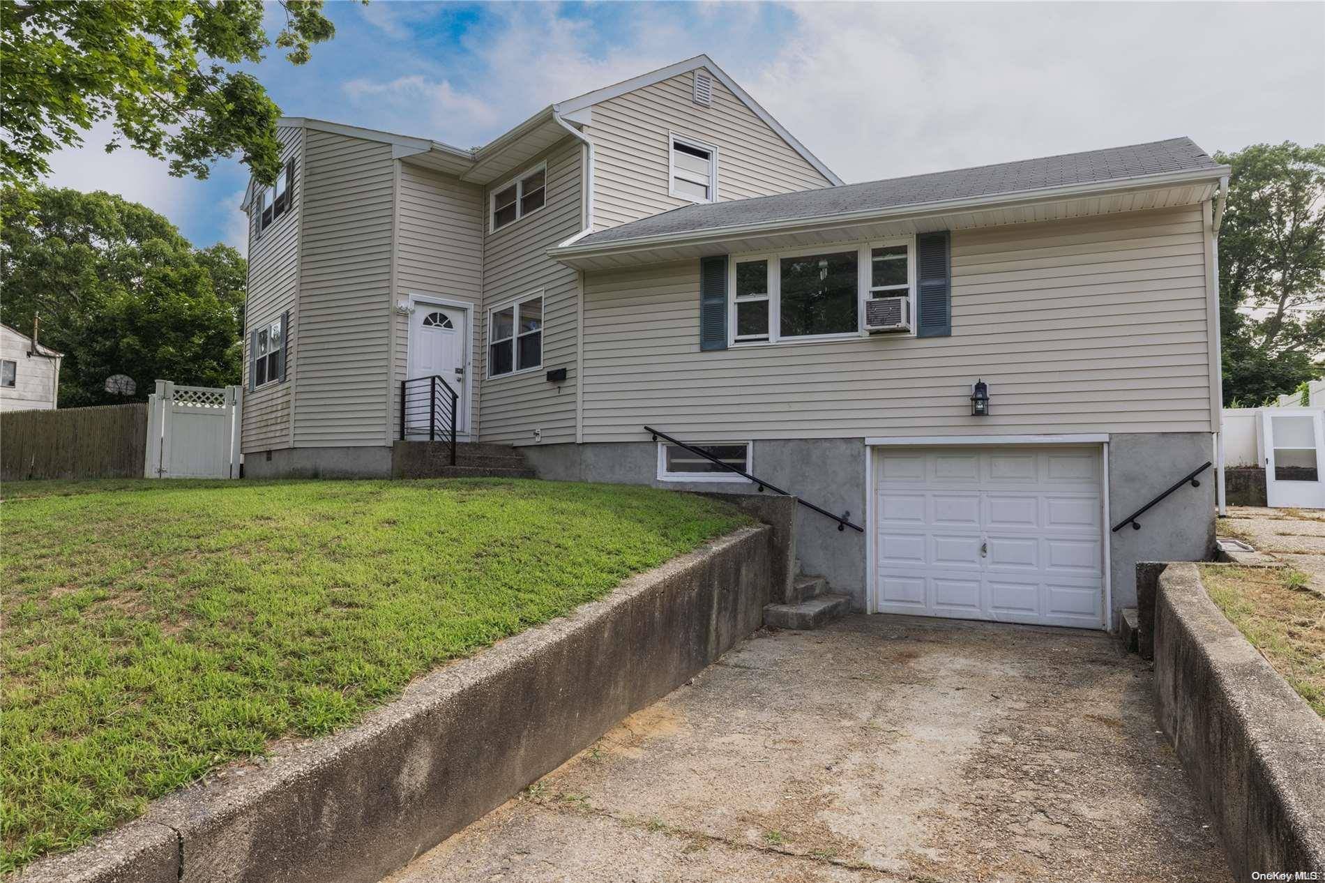 7 Wagon LN, Centereach, NY 11720