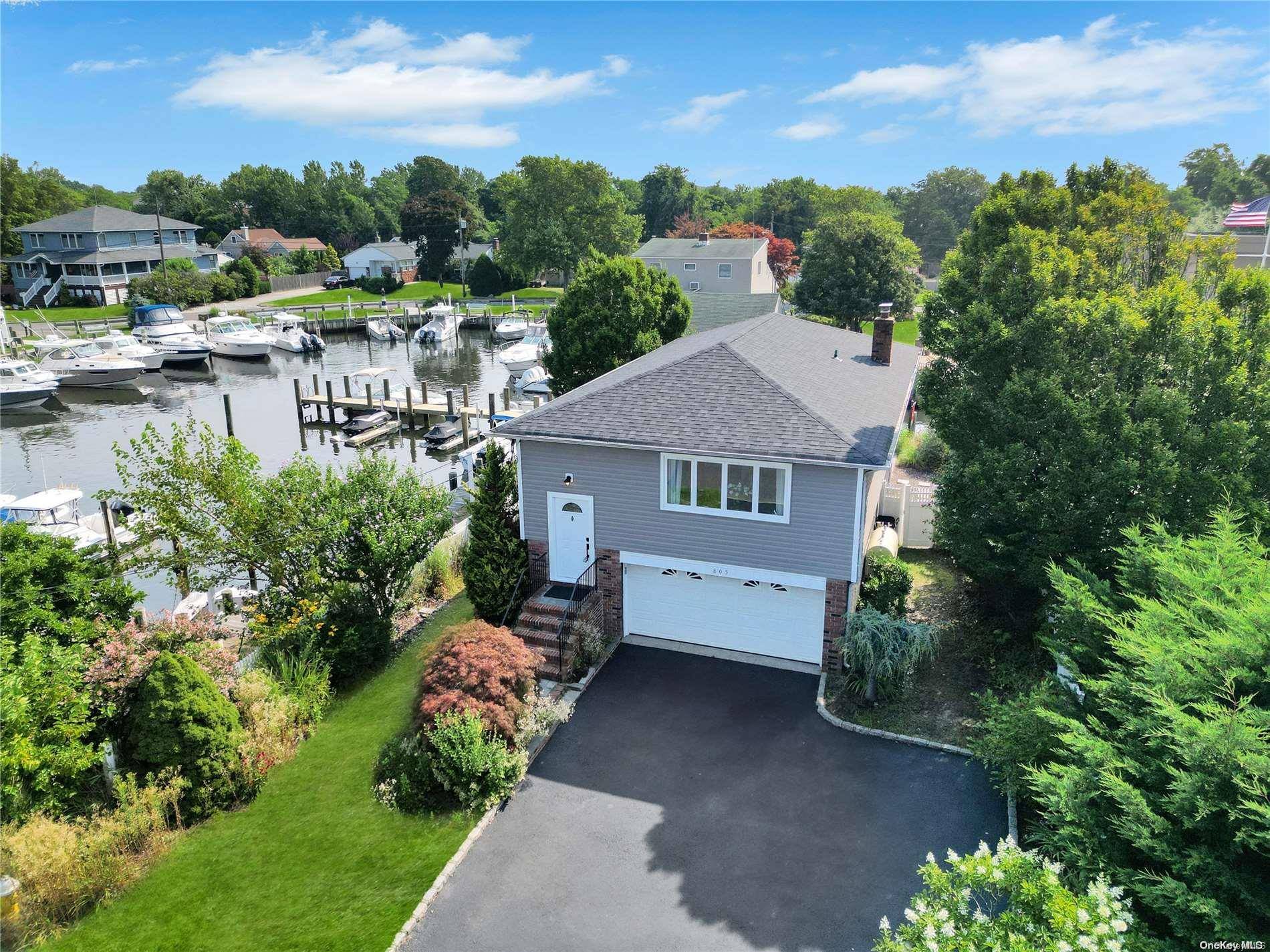 805 W Bay DR, West Islip, NY 11795
