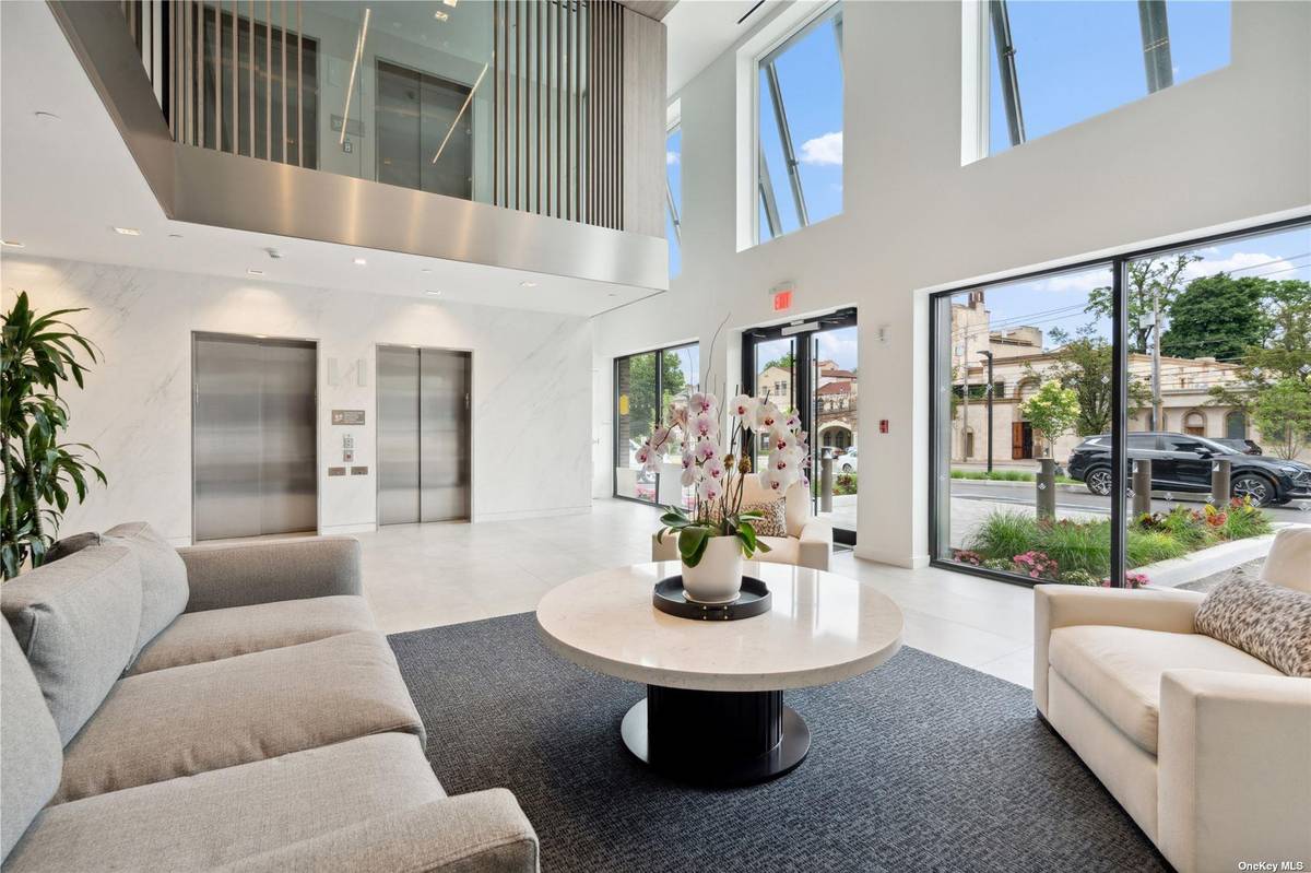 Great Neck, NY 11021,218 Middle Neck RD #205