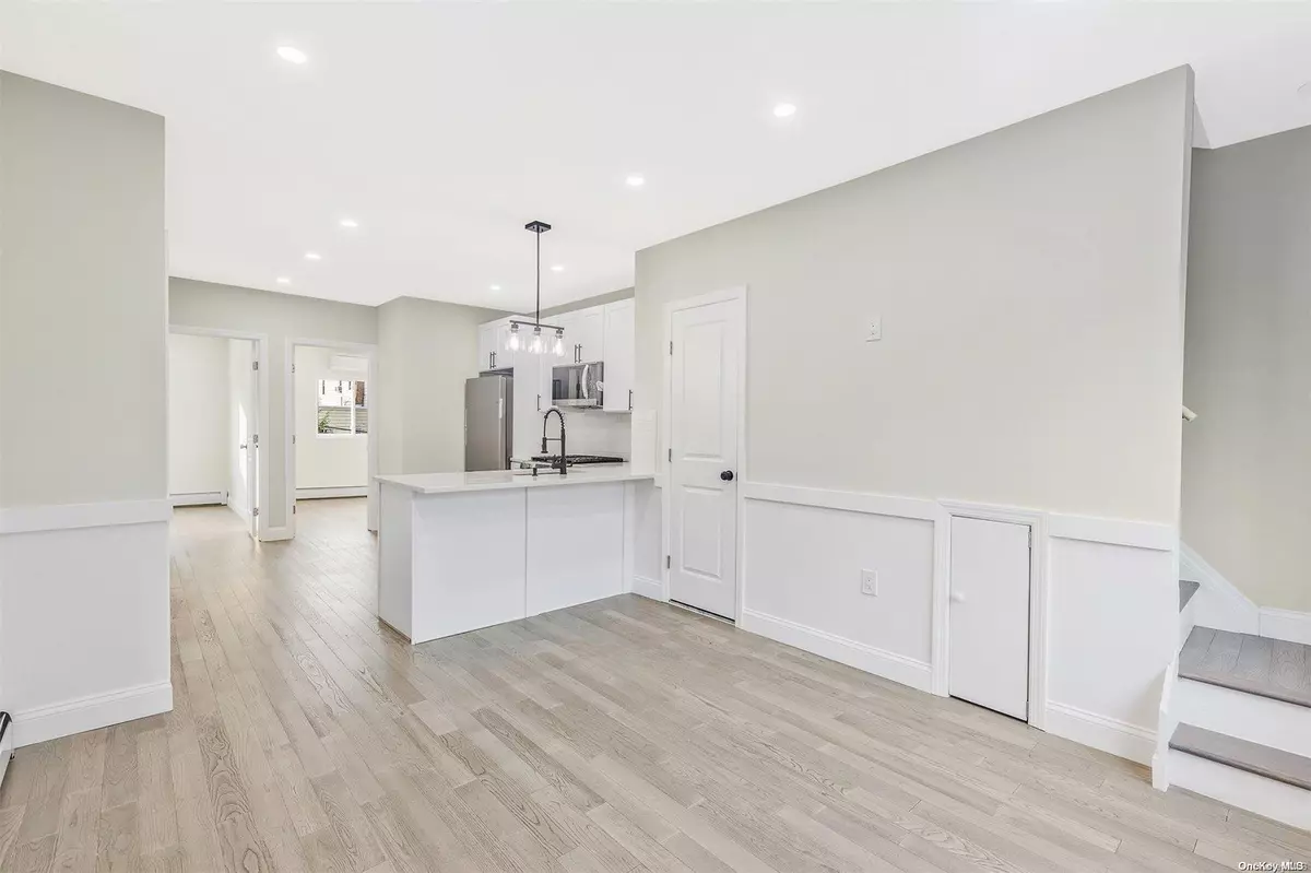 Astoria, NY 11105,20-40 41st ST