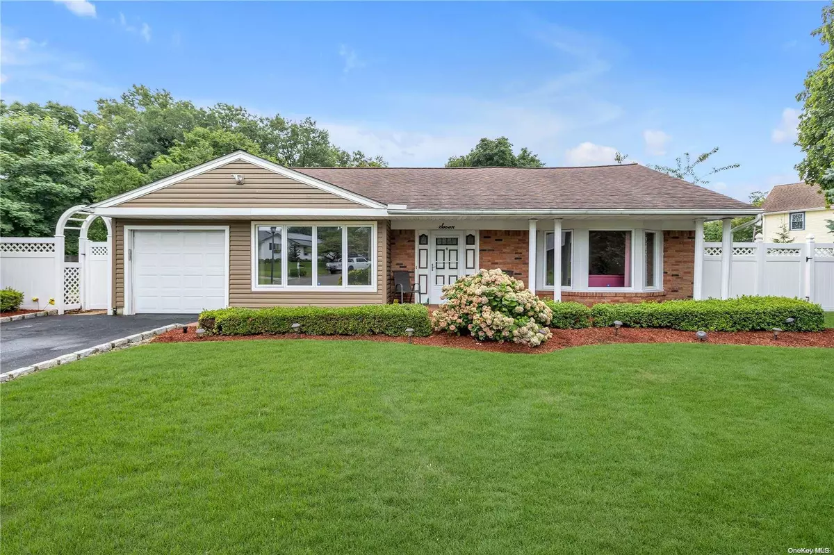 Greenlawn, NY 11740,7 Preakness CT