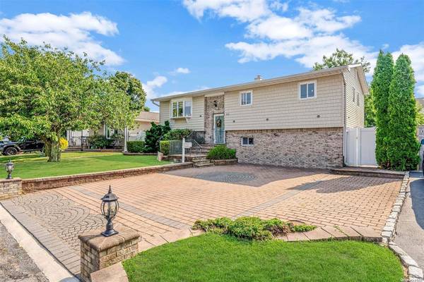 Lindenhurst, NY 11757,211 Riviera Pkwy