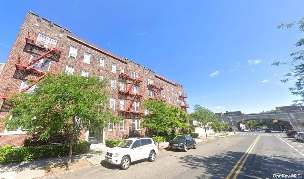 Sunnyside, NY 11104,45-20 43rd Street #1D