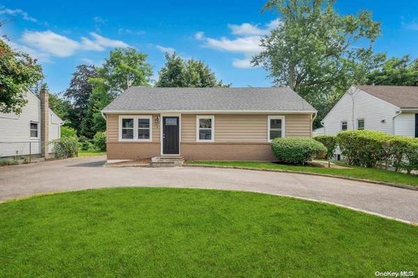 6 Locust AVE, Wheatley Heights, NY 11798