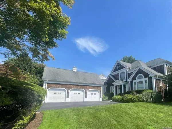 Manhasset, NY 11030,11 Meadow LN