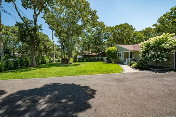 Hampton Bays, NY 11946,94 Lynncliff RD