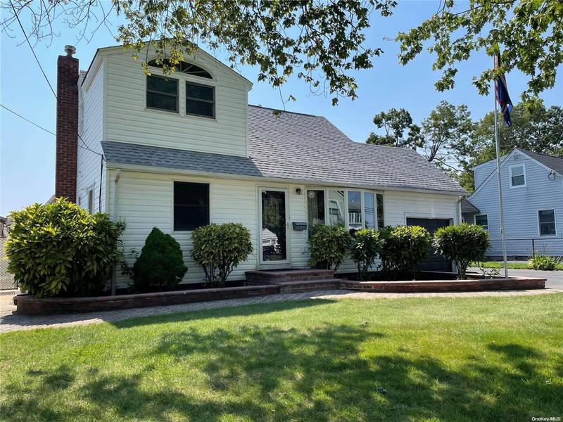 475 N Putnam AVE, Lindenhurst, NY 11757