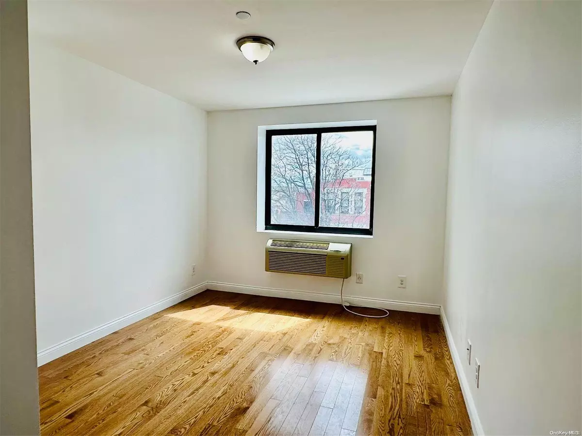 Woodside, NY 11377,70-26 Queens BLVD #8D