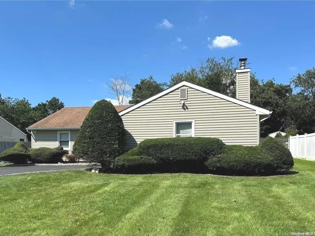 East Patchogue, NY 11772,20 Blueberry LN