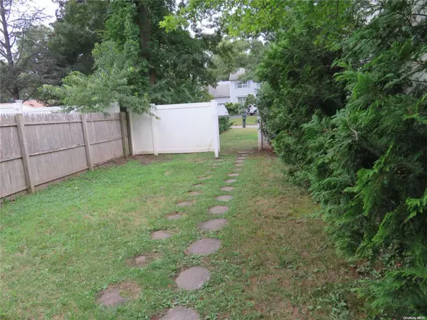 33 Pinecone LN #L, Islandia, NY 11749