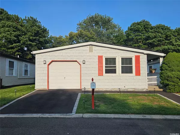 Manorville, NY 11949,124 Village CIR #124