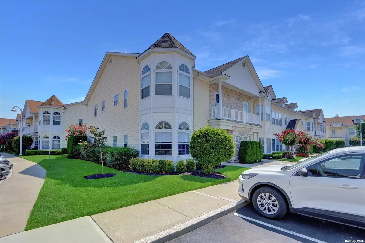 Lindenhurst, NY 11757,712 Narragansett Villas DR #712