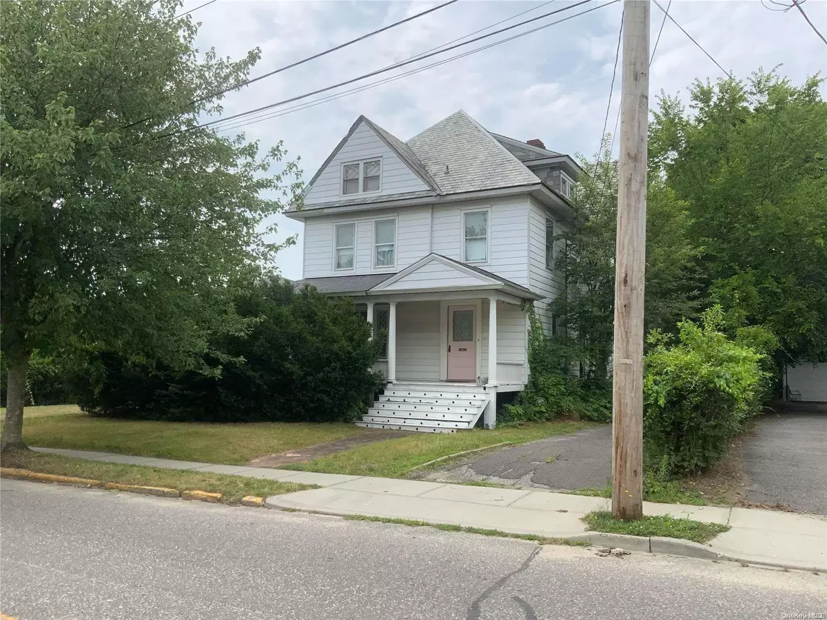 Riverhead, NY 11901,Address not disclosed