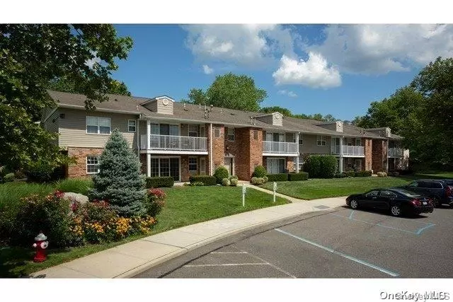 Westbury, NY 11590,75 Westwood DR #106