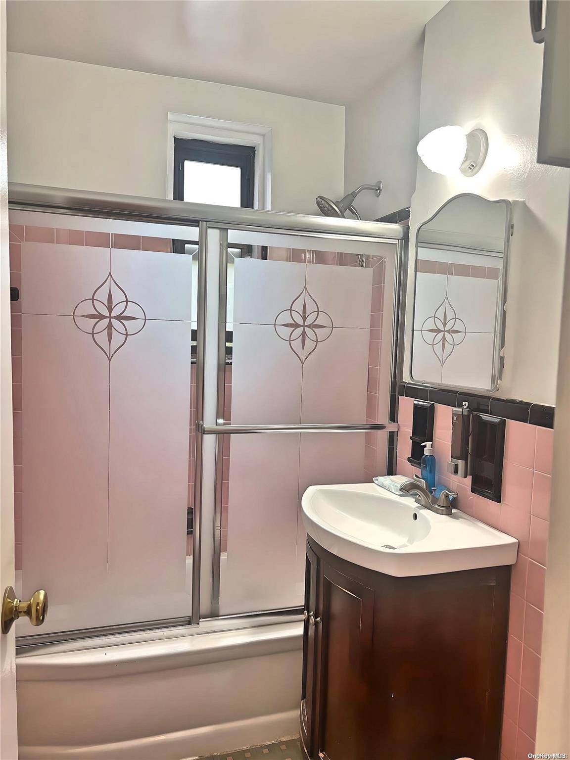 Jackson Heights, NY 11372,33-46 92 St #2M