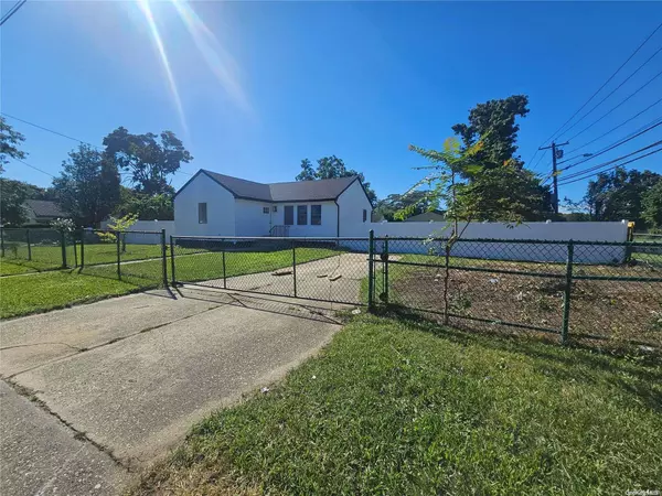 2 Poplar ST, Central Islip, NY 11722