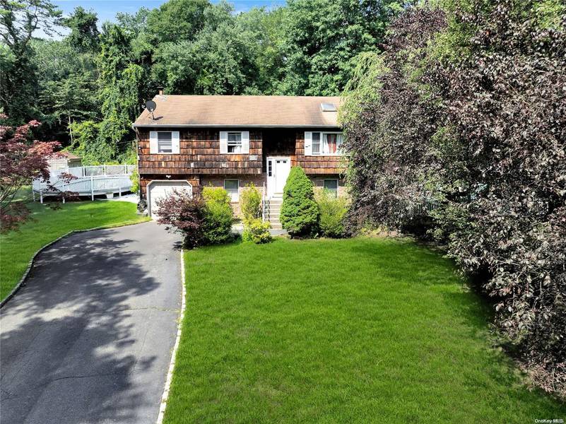 72 Giant Oak RD, Ridge, NY 11961