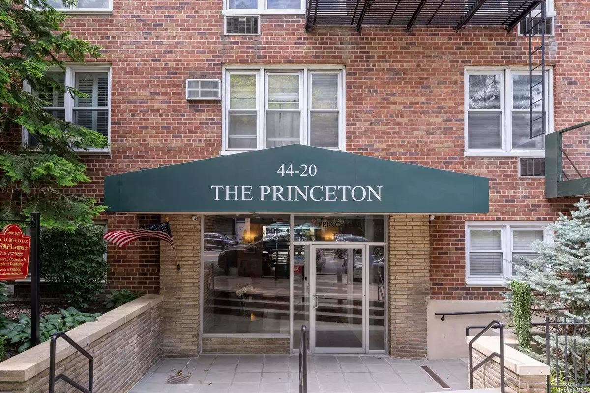 Douglaston, NY 11363,44-20 Douglaston Pkwy #6B