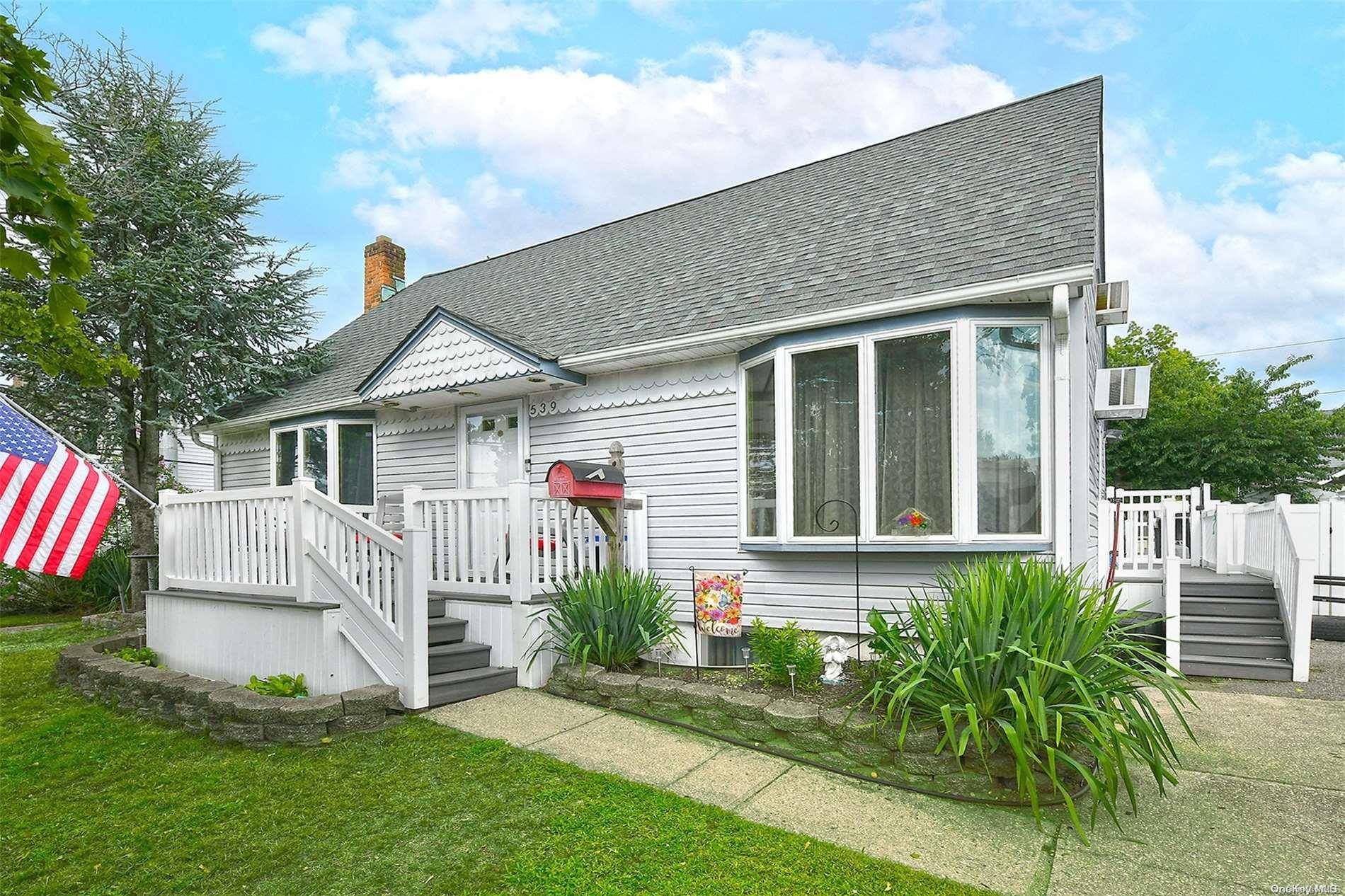 539 Knoll CT, Seaford, NY 11783