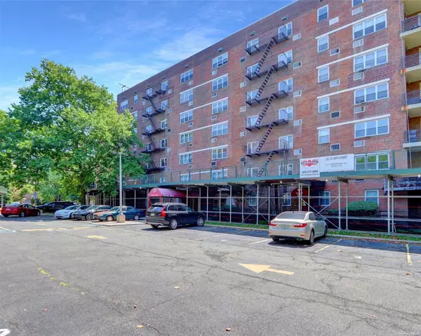 Howard Beach, NY 11414,151-31 88th ST #6H