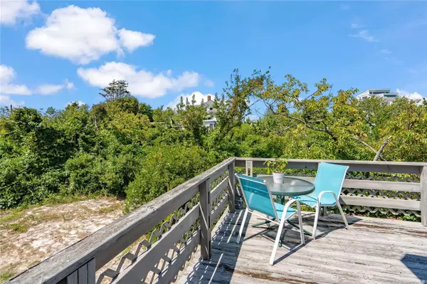 Oak Beach, NY 11702,37 The Bayou