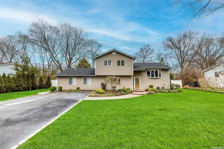 131 Greenhaven DR, Port Jefferson Station, NY 11776