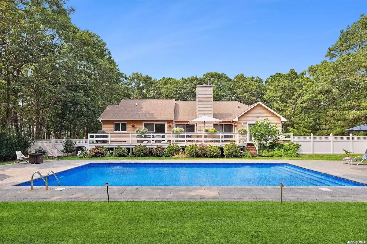 Hampton Bays, NY 11946,2 Douglas CT