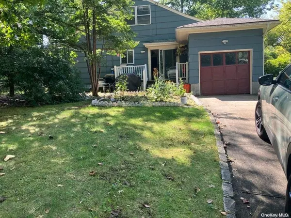 Great Neck, NY 11021,136 Colonial RD