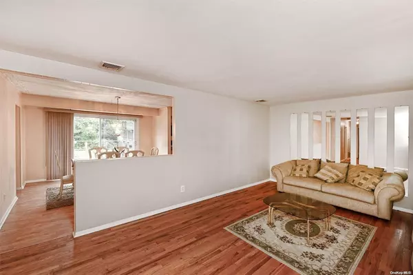 Commack, NY 11725,7 Pinecone LN