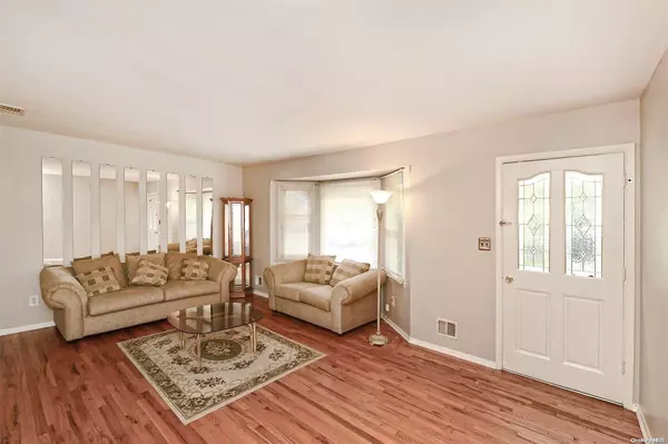 Commack, NY 11725,7 Pinecone LN