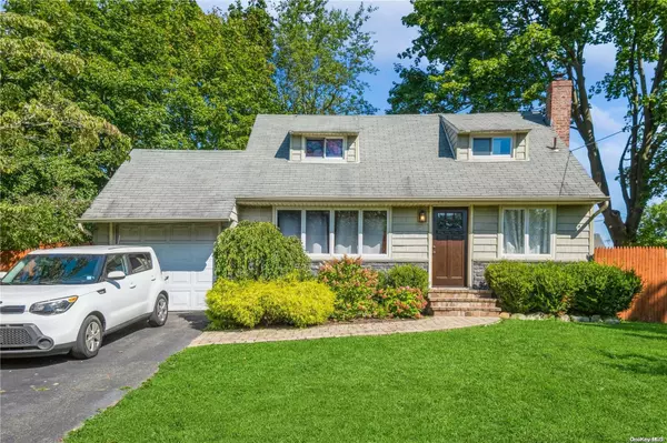 East Northport, NY 11731,6 Elmont LN