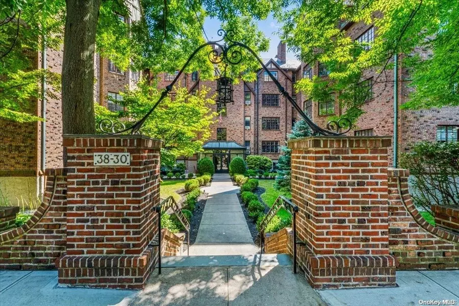 38-30 Douglaston Pkwy #2G, Douglaston, NY 11363