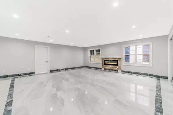 Albertson, NY 11507,22 Solar LN