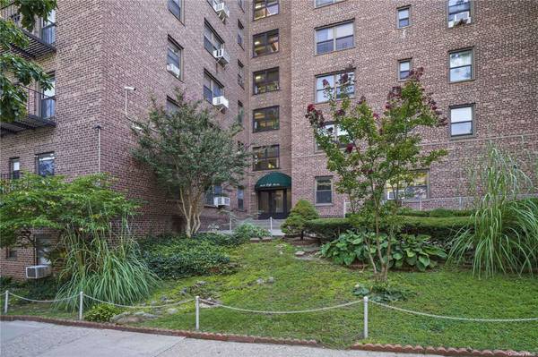 52-15 65 PL #3F, Maspeth, NY 11378