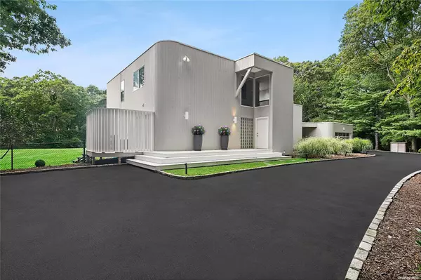 10 Fox Hollow DR, East Quogue, NY 11942