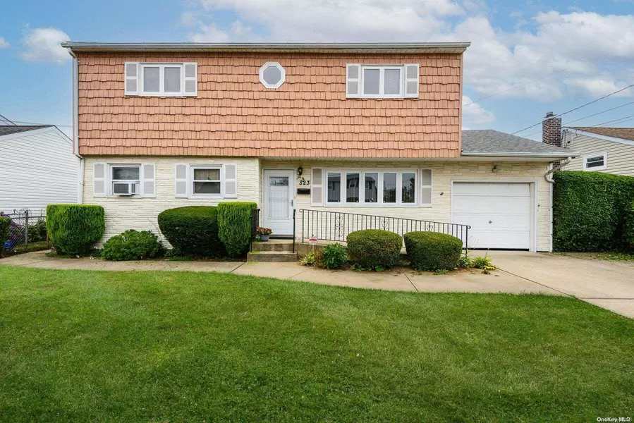 823 N Delaware AVE, Lindenhurst, NY 11757