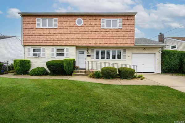 823 N Delaware AVE,  Lindenhurst,  NY 11757