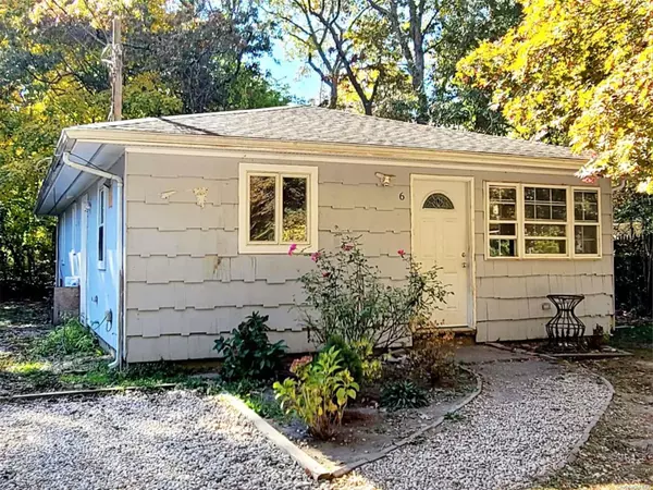 6 Somers PL, Mastic, NY 11950